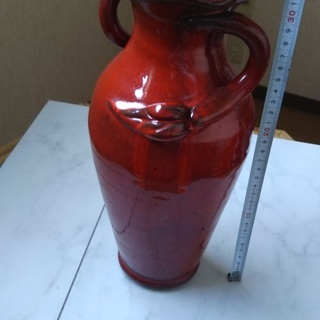 真っ赤なアンティーク調の花瓶　