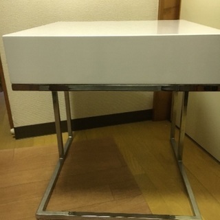 白のサイドテーブル