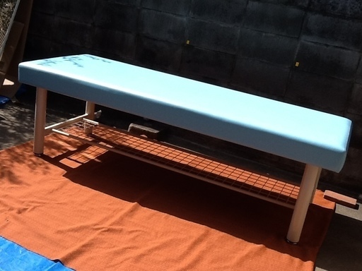 良品で良かった！棚付きのマッサージベッドで強度UPでございます　高田ベッド製作所の施術ベッド、診察台　ボディケアに　どうぞ使ってくださいませ　配達もします