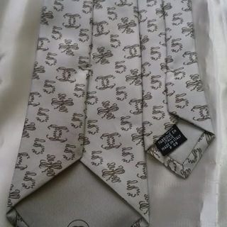 新品 タグ付き 希少 シャネル ネクタイ グレー 光澤 ロゴ柄 剣先細い