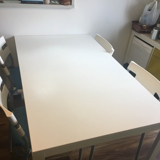 IKEAのダイニングテーブルと椅子4脚