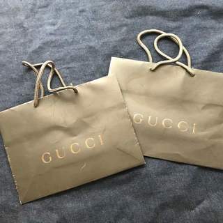 グッチGucci紙袋黒＆ゴールド☆使いやすい小ぶりサイズ