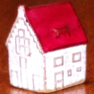 赤い屋根の家の置物です。