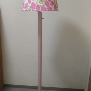 〈中古〉フロアスタンド　ピンク色　花柄シェード　LED電球