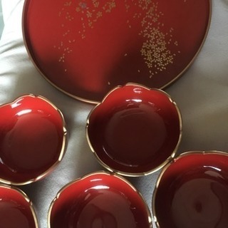 桜の形の塗り小皿、お盆