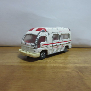 絶版トミカ №51-4 日産ドクター救急車(2)