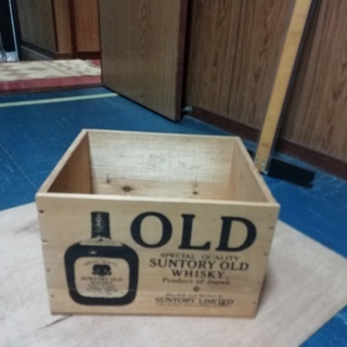 サントリーウイスキーの木箱