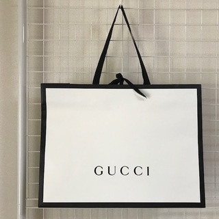 おしゃれなグッチGucci　綺麗で大きな紙袋　ひも付き