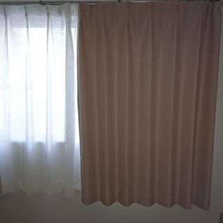 ニトリのピンク色のカーテン　（100cm x 140cm ２枚セット）