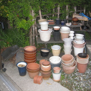 素焼きの鉢、プラスチック鉢、屋根瓦、植物など