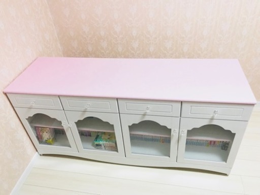 ピンク食器棚