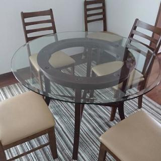 丸ガラスのテーブルと椅子