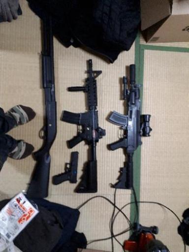 CYMA M4 CQB-R バッテリーと充電器つき　画像の左２つ