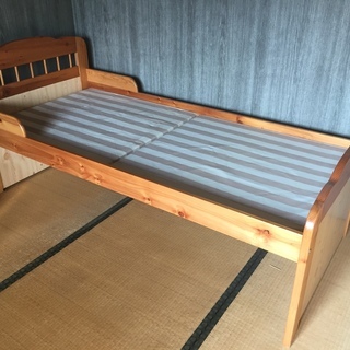 可愛い木製のシンプルなシングルベッド