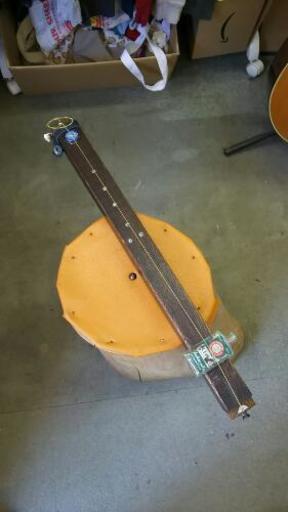 廃材の小振りなDiddleyBow。
