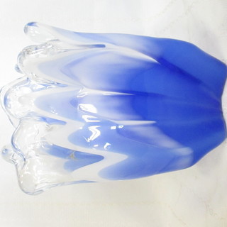 花瓶 ガラス 花びら風 グラデーション ブルー