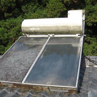 屋根にのったままの太陽熱温水器（ソーラー）放置してませんか！ − 埼玉県
