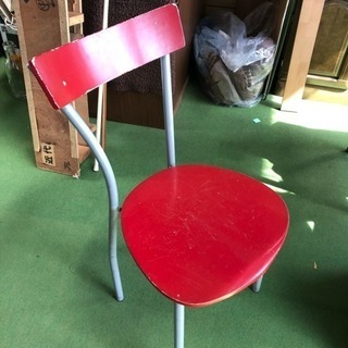 赤いパイプ椅子