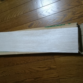 フロアタイル　白色木目系　１４枚　あります。（千葉県在住の方限定...