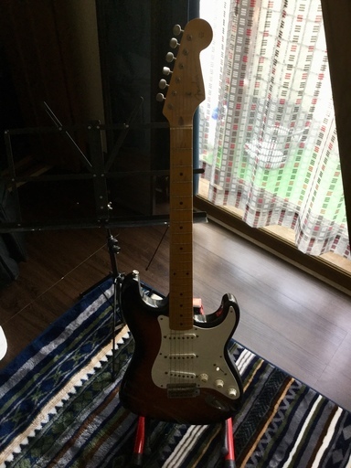 Fender Japan エレキギター ストラトキャスター サンバースト色 ギタースタンド譜面台無料で付けます