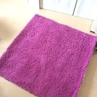 IKEAのシャギーカーペット 赤紫