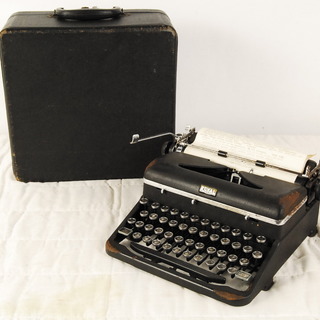 ROYAL タイプライター　ケース付　レトロ　アンティーク　インテリア コレクション 年代物　アメリカ製　アントレ