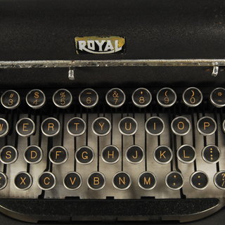 ROYAL タイプライター　ケース付　レトロ　アンティーク　インテリア コレクション 年代物　アメリカ製　アントレ