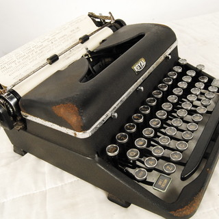 ROYAL タイプライター　ケース付　レトロ　アンティーク　インテリア コレクション 年代物　アメリカ製　アントレ