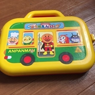 アンパンマンのキーボードと幼稚園バッグ
