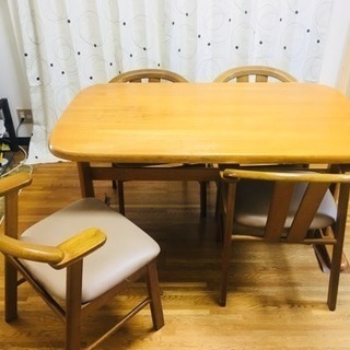 木製ダイニングテーブル・椅子4脚のセット！