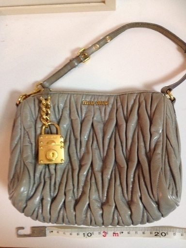 miumiu ポーチ 小さめバッグ
