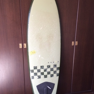 5\'11 フィッシュボード売ります！ほぼ新品状態！フィン、ボードケース付き