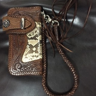 二つ折り本革長財布