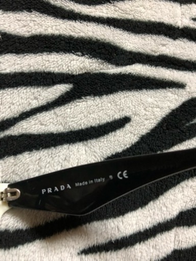 PRADA ホワイト×ブラックフレーム