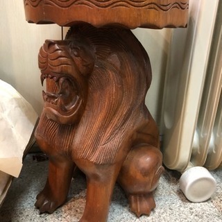 ライオンの木彫りの椅子、花台