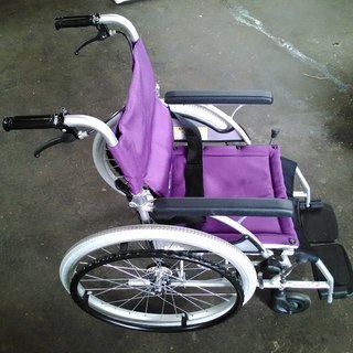 自走用車椅子 紫色 メッシュ素材 自走用車椅子カラーズKC-1 背折れ式・介助ブレーキ付き