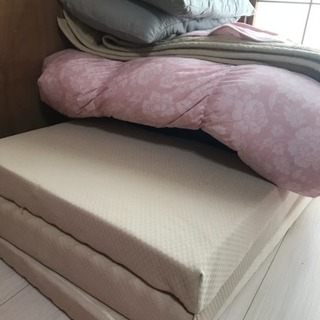 寝具一式(マットレス・羽毛掛け布団・毛布・枕×3・敷きパッド・枕...