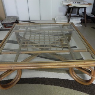 古い籐製のガラストップの座卓