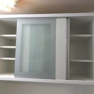 本日、入荷 配達・設置OK】大型 人気のエナメルホワイト 中古食器棚 