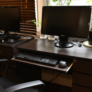 オフィスデスクとオフィスチェアのセット2セットあります。