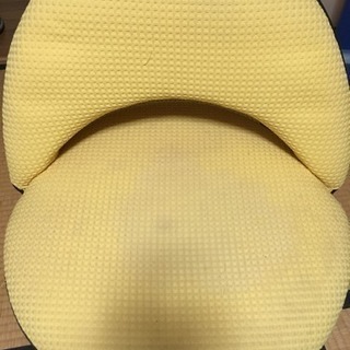 黄色の座椅子2つ