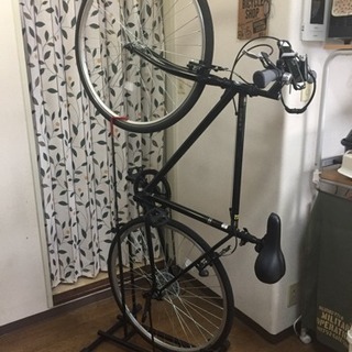 お取引中】美品 去年購入クロスバイク 縦置きスタンド、アクセサリー  