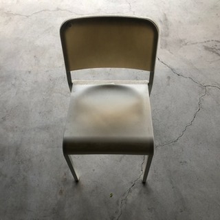ikeaの白い椅子2脚