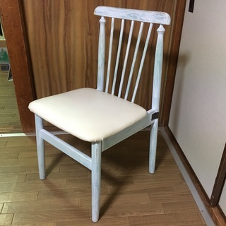 アンティークな木製の椅子（白）