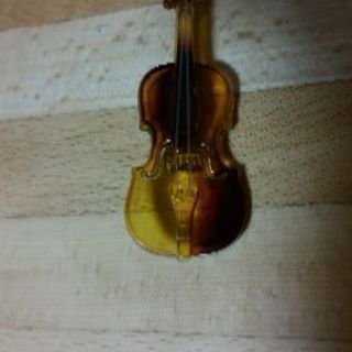 バイオリン型ブローチ
