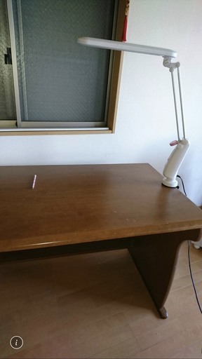 高級感の机です、引っ越しのでしょうがない売ります。