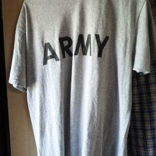 米国陸軍放出品のTシャツ サイズはL
