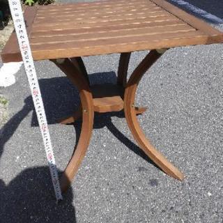 木製の可愛いテーブルと木製のゆったりの椅子（*´・з・`*)ﾁｭｯ♪
