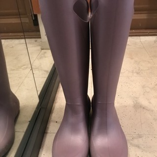 少し薄紫色の長靴