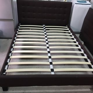 高級なダブルベッド マットレス付き